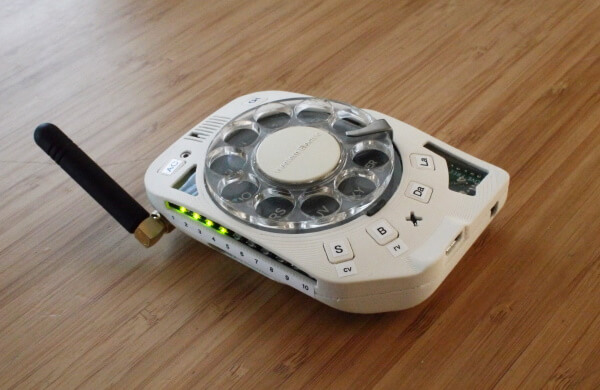 Джастин Хаупт из США создала свой собственный телефон, скрестив мобильник с дисковым номеронабирателем