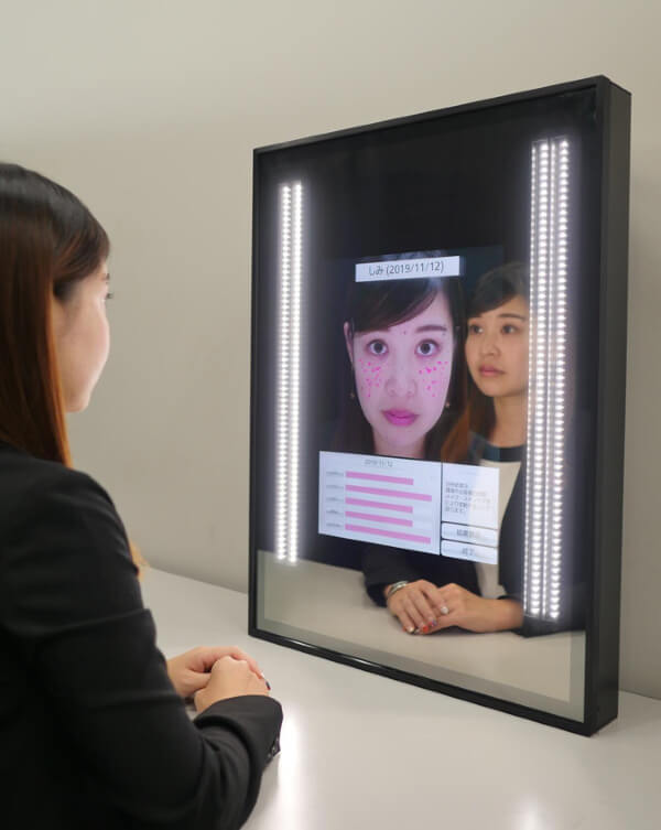 В одном из японских магазинов косметики Panasonic установила умное зеркало. Оно сканирует лицо и по результатам анализа дает персональные советы