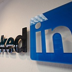 LinkedIn наступает на пятки Facebook?