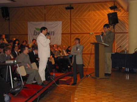 Николай Попков задает вопрос Илье Сегаловичу. 2003 год