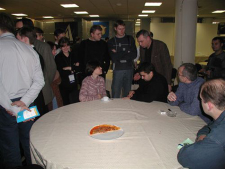 Полкусочека пиццы у оптимизаторов на столе. 2004 год