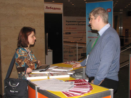 Дмитрий Пашко за стендом компании "Ашманов и Партнеры"
